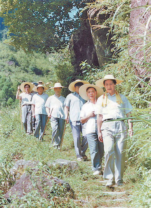 1989年7月19日，时任宁德地委书记习近平一行前往寿宁县下党乡调研。