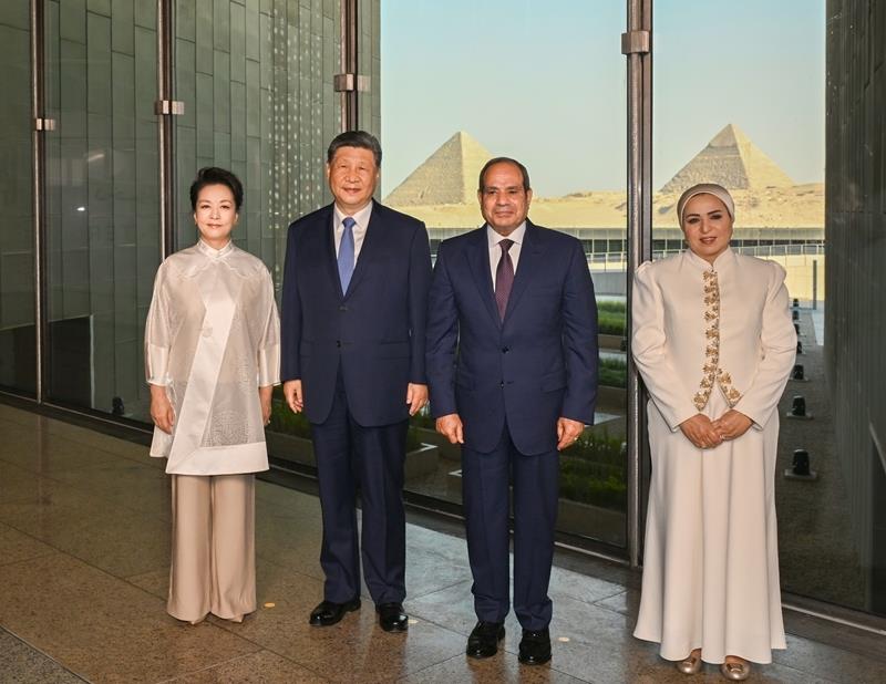当地时间9月2日，习近平主席和夫人彭丽媛在塞西总统和夫人依缇萨尔陪同下参观大埃及博物馆。