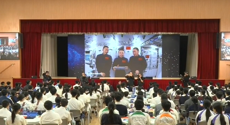 黎家盈博士感谢港澳学生的书信,并现场回信,勉励学子把握难得机会,心系国家,服务社会,贡献祖国。(“天宫课堂‧港澳专场”直播截图)