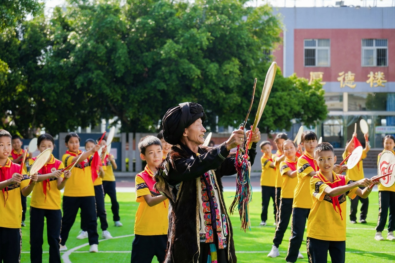 非遗开学第一课：位于攀枝花平地镇中心学校的羊皮鼓舞课堂