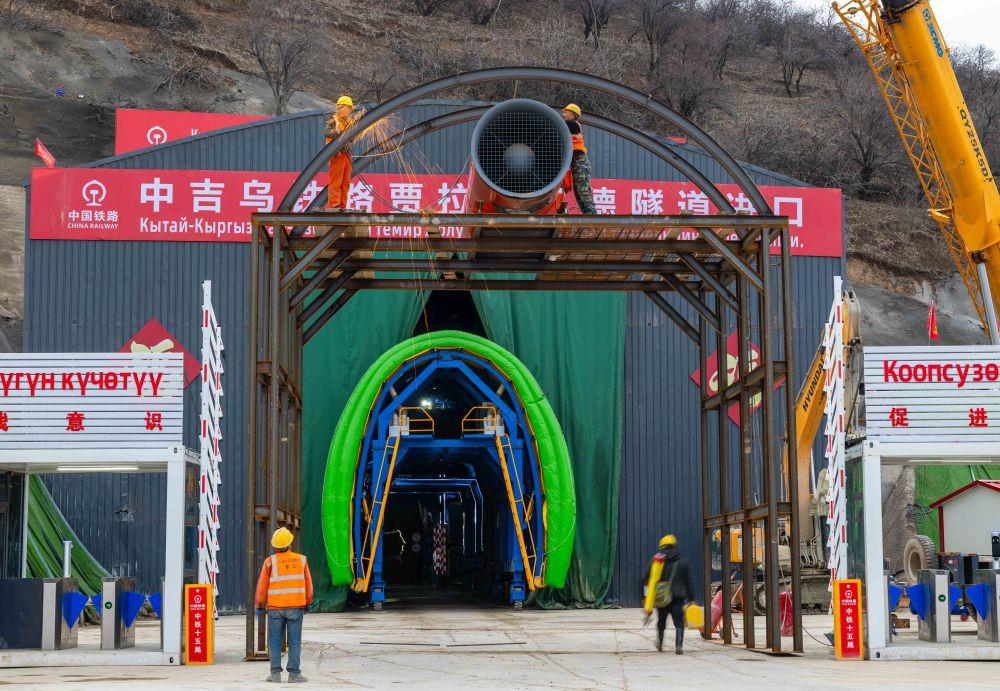 2026年2月11日，在吉尔吉斯斯坦贾拉拉巴德州，中国建设工人为中吉乌铁路贾拉拉巴德隧道安装隧道通风设备。